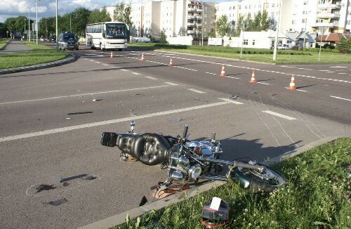 Zderzenie osobowej hondy z motocyklem. Jedna osoba w szpitalu