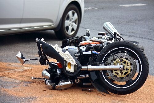 Volkswagen zderzył się z motocyklem. 19-latek trafił do szpitala