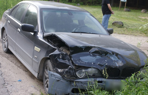 Golf zderzył się z bmw. 27-latek z uszkodzeniem kręgosłupa trafił do szpitala