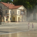 Na Rynku Kościuszki uruchomiono kurtyny wodne