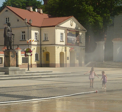 Na Rynku Kościuszki uruchomiono kurtyny wodne