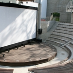 Kino letnie pod chmurką. Filmy wyświetlane są w amfiteatrze Opery 