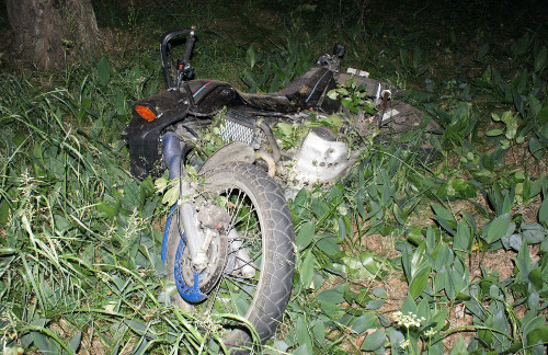Motocykl uderzył w drzewo. 20-latek zmarł w szpitalu