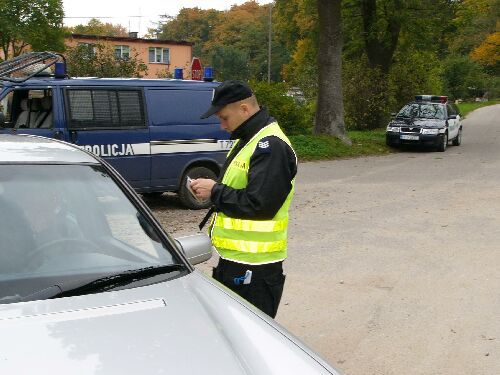 Dłuższe kontrole policji. Funkcjonariusze rozpoczęli strajk włoski