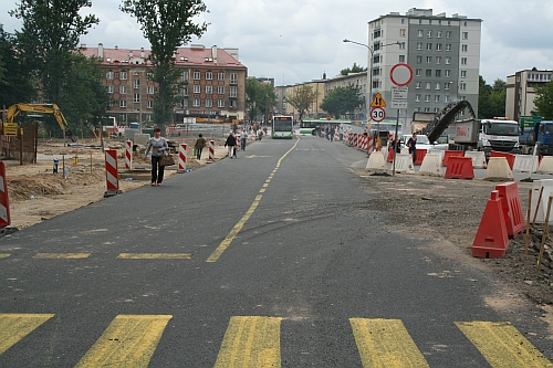 Przy skrzyżowaniu Sienkiewicza - Piłsudskiego można już jeździć nowym asfaltem