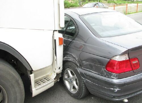 Ciężarowe volvo najechało na bmw. Kierowca osobówki trafił do szpitala