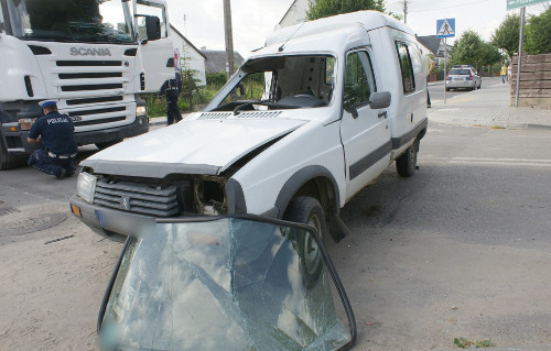 Ciężarówka uderzyła w citroena. 26-latka z urazem kręgosłupa trafiła do szpitala