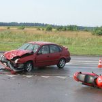 Zderzenie toyoty z motocyklem. 22-latek trafił do szpitala