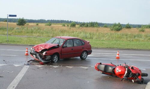 Zderzenie toyoty z motocyklem. 22-latek trafił do szpitala