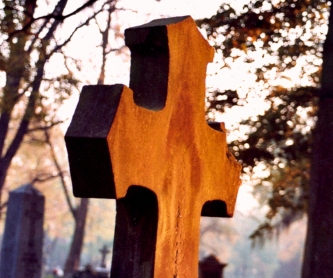 Pijani zniszczyli grób na cmentarzu. Grożą im 2 lata więzienia