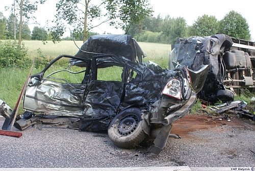 Makabryczny wypadek z udziałem 4 pojazdów. Nie żyją 3 osoby [ZDJĘCIA]