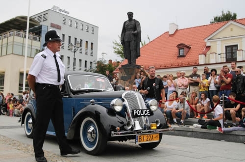 Zabytkowe samochody w weekend opanowały miasto [ZDJĘCIA]