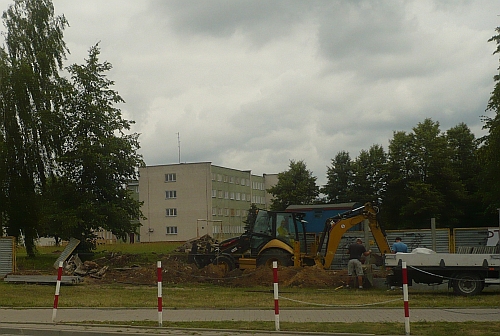 Wichura zniszczyła całe ogrodzenie poprawczaka. Teraz je naprawiają