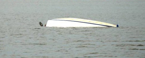 Wywrócona łódź. Policjanci uratowali dwóch białostoczan