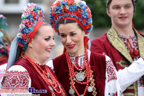 Śpiewy i tańce na Rynku Kościuszki. Mieszkańcy oklaskiwali barwną paradę