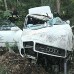Tragiczny wypadek. Audi przeleciało kilkadziesiąt metrów przez tory