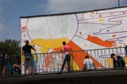 Budynek w Augustowie odmalowany. Słoneczne barwy cieszą mieszkańców