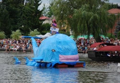 Pływanie na Byle Czym w Augustowie. Gwiazdą imprezy będzie Andrzej Piaseczny