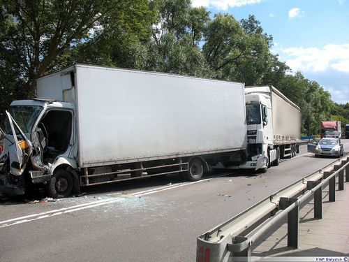 Zderzenie trzech tirów. Kierowca trafił do szpitala