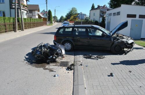 Zderzenie motocykla z volkswagenem. Kierowca jednośladu trafił do szpitala