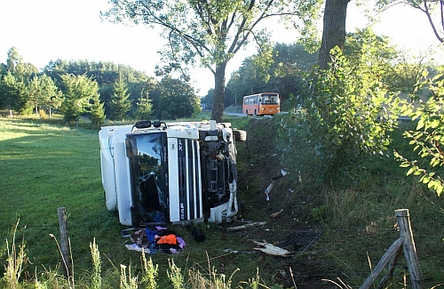 Tir wjechał do rowu. Kierowca był pijany