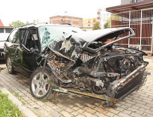 Audi uderzyło w drzewo. Pasażer trafił do szpitala