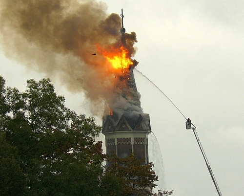 Zakończono gaszenie kościoła św. Wojciecha. Przyczyny pożaru zbada policja [ZDJĘCIA, WIDEO]