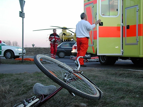 Rowerzysta potrącił 72-latkę. Kobieta żąda wyższego odszkodowania