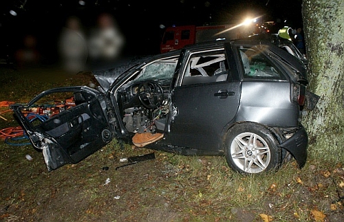 Tragiczny wypadek. Seat wjechał wprost pod ciężarówkę