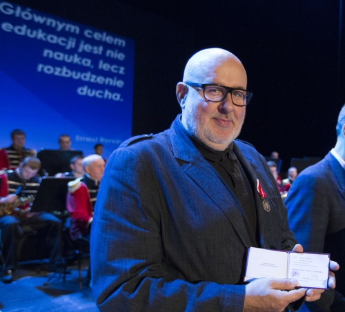 Opera edukuje. Dyrektor Skolmowski odebrał medal