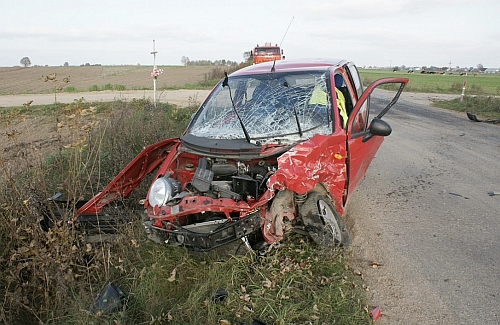 Zderzenie forda z daewoo. Kierowca matiza trafił śmiegłowcem do szpitala