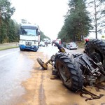 Ciągnik zderzył się z ciężarówką. Kierowca trafił do szpitala