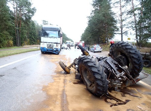 Ciągnik zderzył się z ciężarówką. Kierowca trafił do szpitala