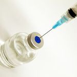 Lekarze i pielęgniarki szczepią się przeciwko grypie. Trwa akcja promocyjna