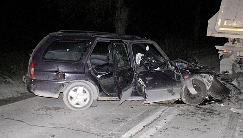 Ford uderzył w nieoświetloną przyczepę. Trzy osoby trafiły do szpitala