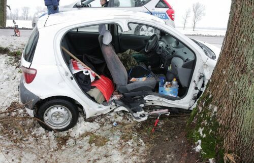Kierowca toyoty stracił panowanie nad autem. 58-latek w ciężkim stanie trafił do szpitala