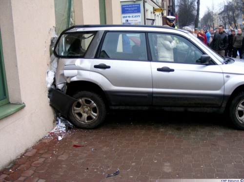 Subaru wjechało w sklep