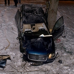 Policyjny pościg. Uciekający Litwin rozbił passata na drzewie [WIDEO]