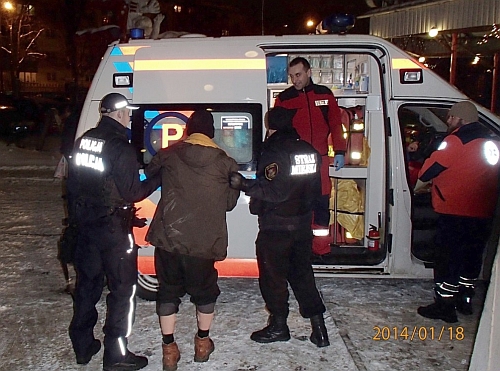 Zadymione pustostany przy ul. Artyleryjskiej. Policjanci uratowali trzech mężczyzn