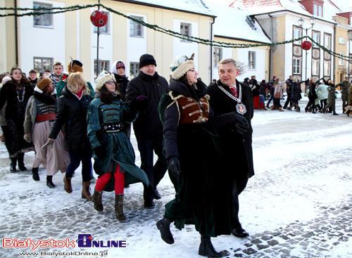 Poloneza czas zacząć! Studniówka miejska na Rynku [ZDJĘCIA]