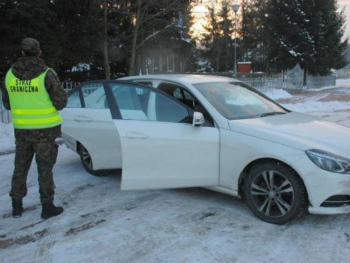 Chciał wywieźć skradzionego mercedesa. Zatrzymali go strażnicy