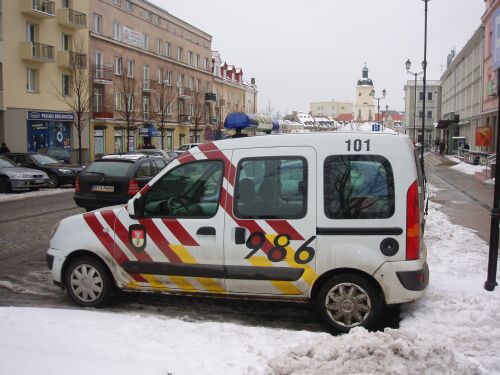 Zdezorientowany mężczyzna w miejskim autobusie. Pomogli strażnicy miejscy