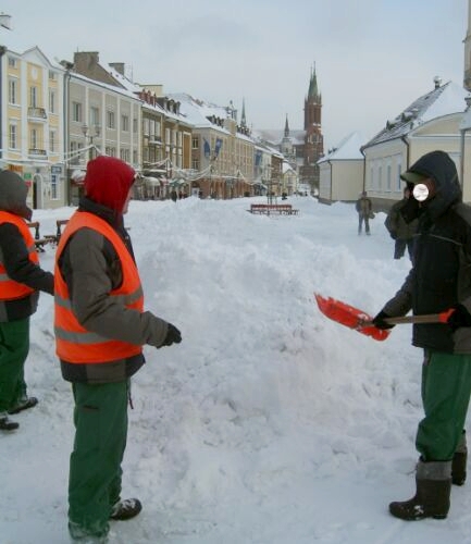 Więźniowie odśnieżają, a miasto oszczędza na zimie. Rocznie nawet 2 mln zł