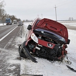 Zderzenie peugeota ze skodą. Dwie osoby trafiły do szpitala