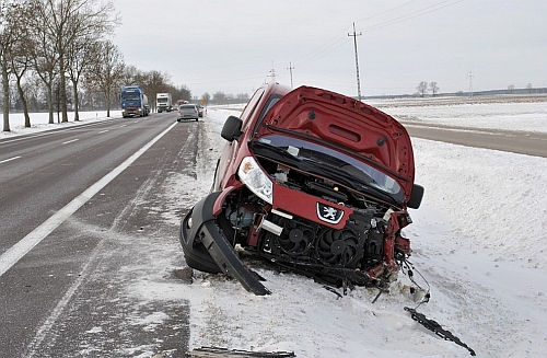 Zderzenie peugeota ze skodą. Dwie osoby trafiły do szpitala