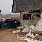 Pijany kierowca wpadł w poślizg i uderzył w przystanek. Dwie osoby trafiły do szpitala