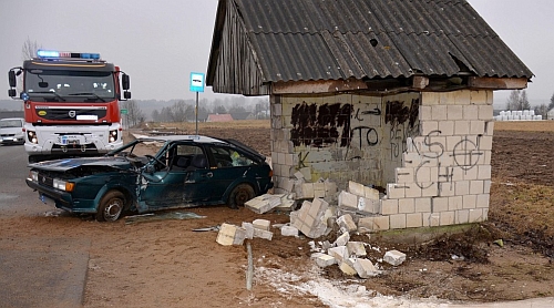 Pijany kierowca wpadł w poślizg i uderzył w przystanek. Dwie osoby trafiły do szpitala