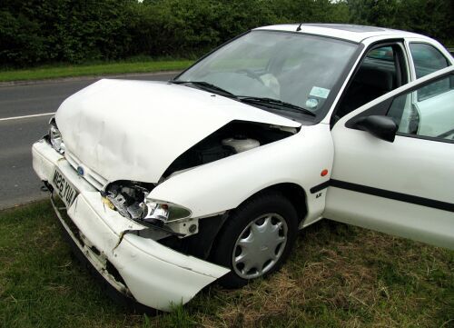 29-latek rozbił auto. Policjantom chciał wmówić, że samochód został skradziony