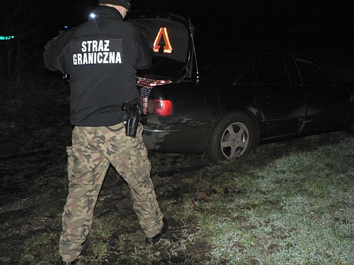 Nawet kolczatka nie pomogła. Przemytnicy uciekali z nielegalnymi papierosami