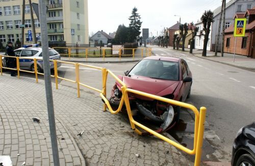 Piracki rajd przez miasto. Pijany kierowca zatrzymał się dopiero na barierkach